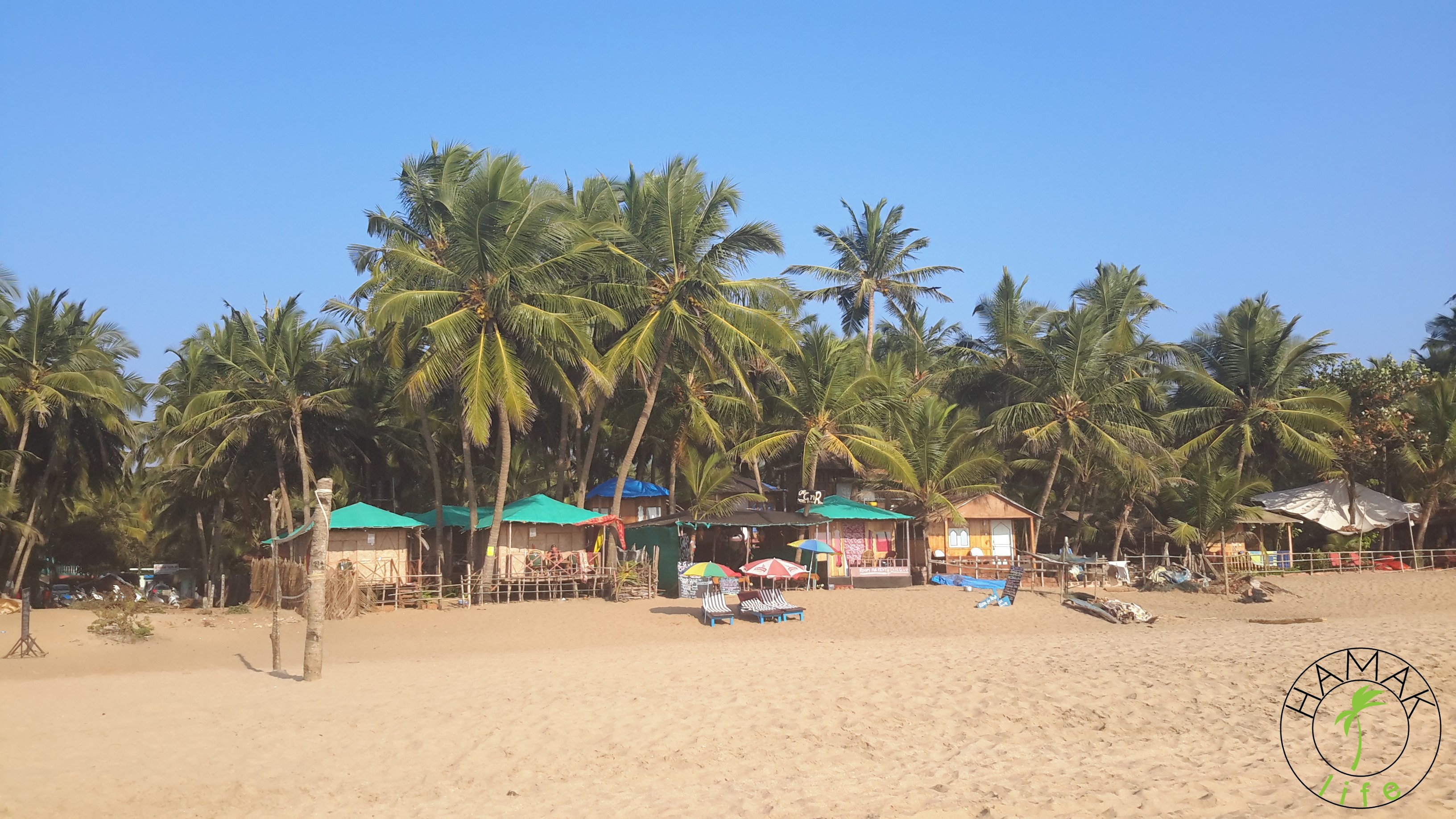 Chałupki na plaży na Goa. Wersja cheap.
