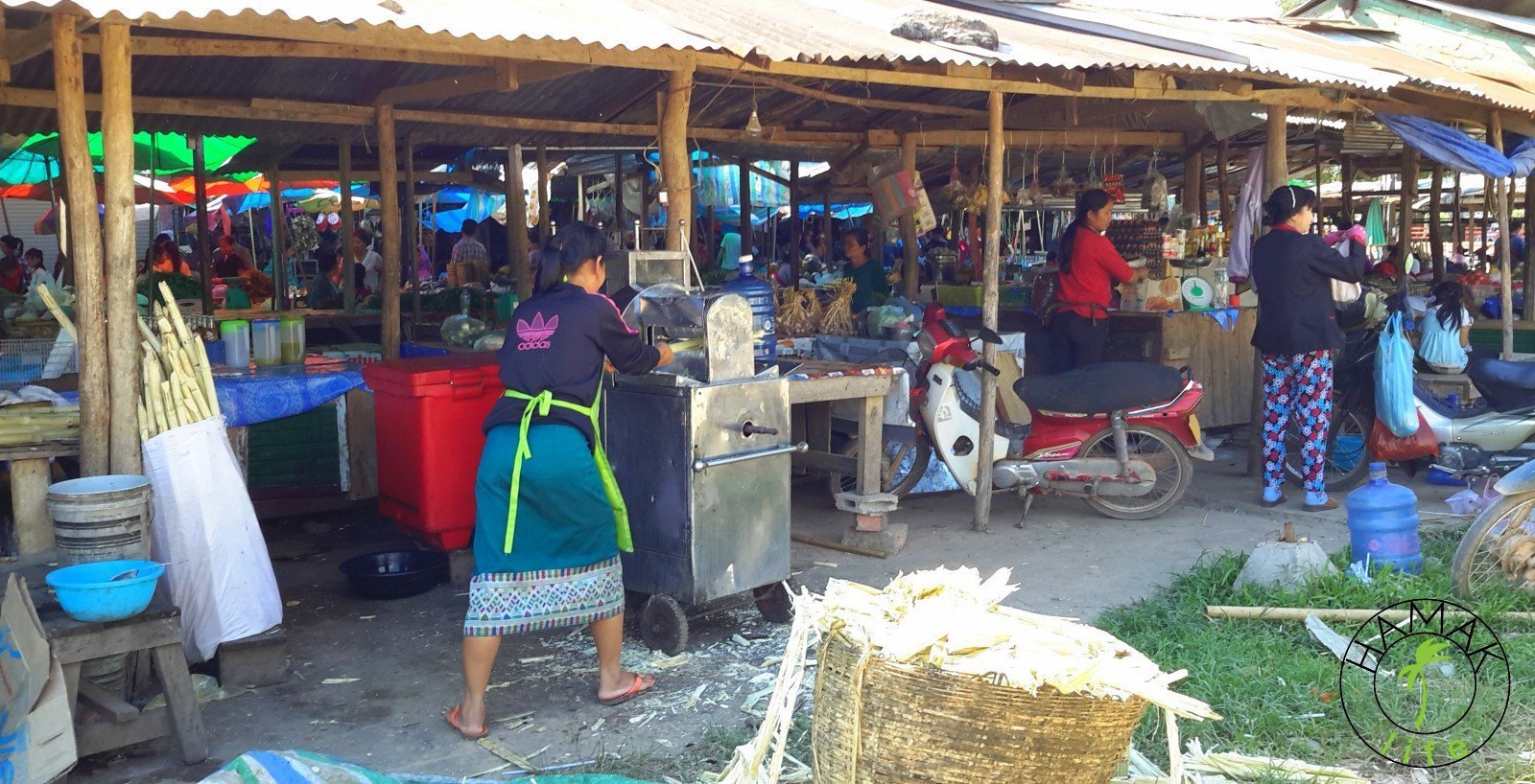 Produkcja soku z trzciny cukrowej w Laosie na targu w okolicach Vang Vieng.