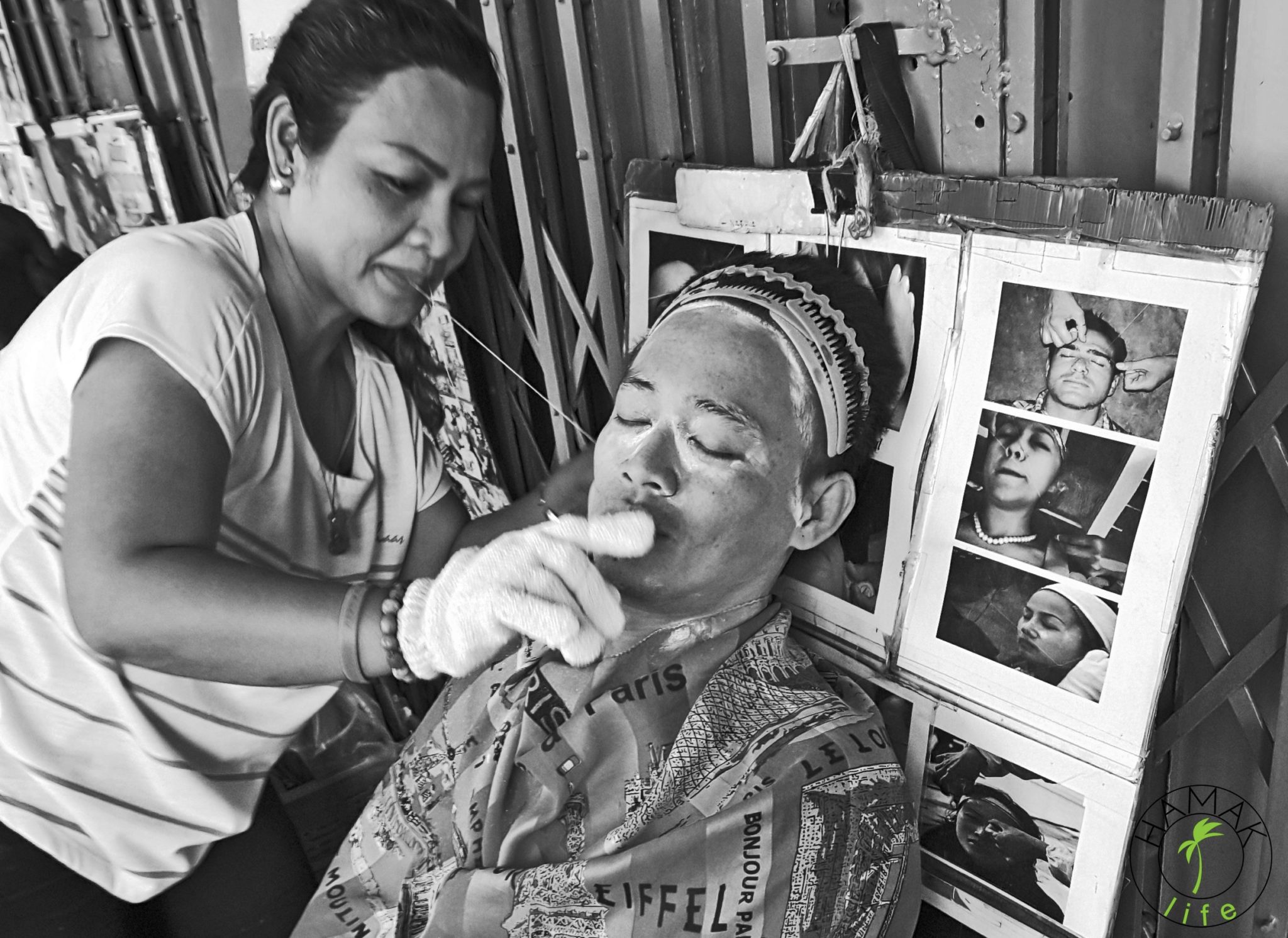 Męski make-up na tajskiej ulicy
