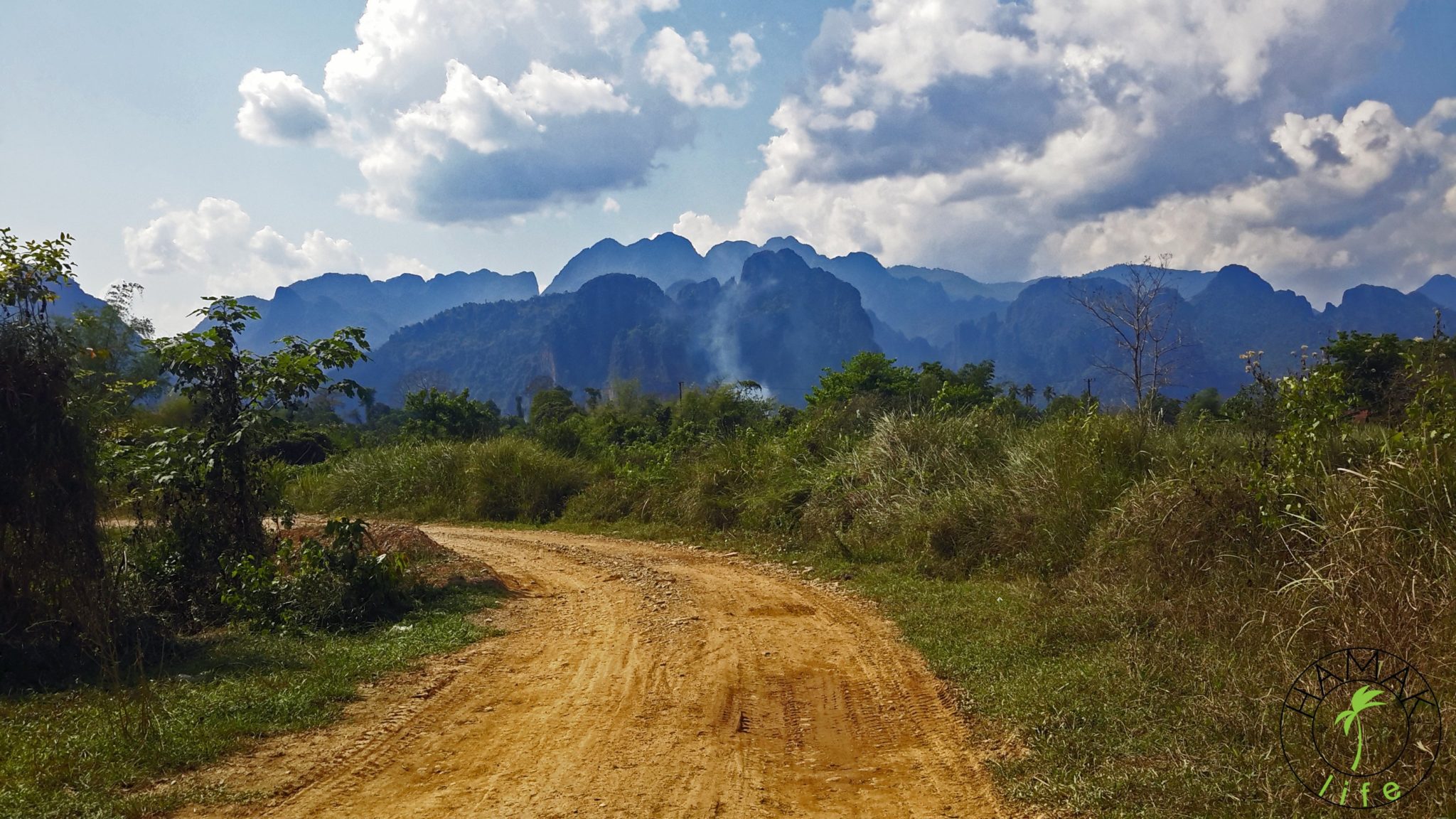 Drogi w Laosie w okolicach Vang Vieng.
