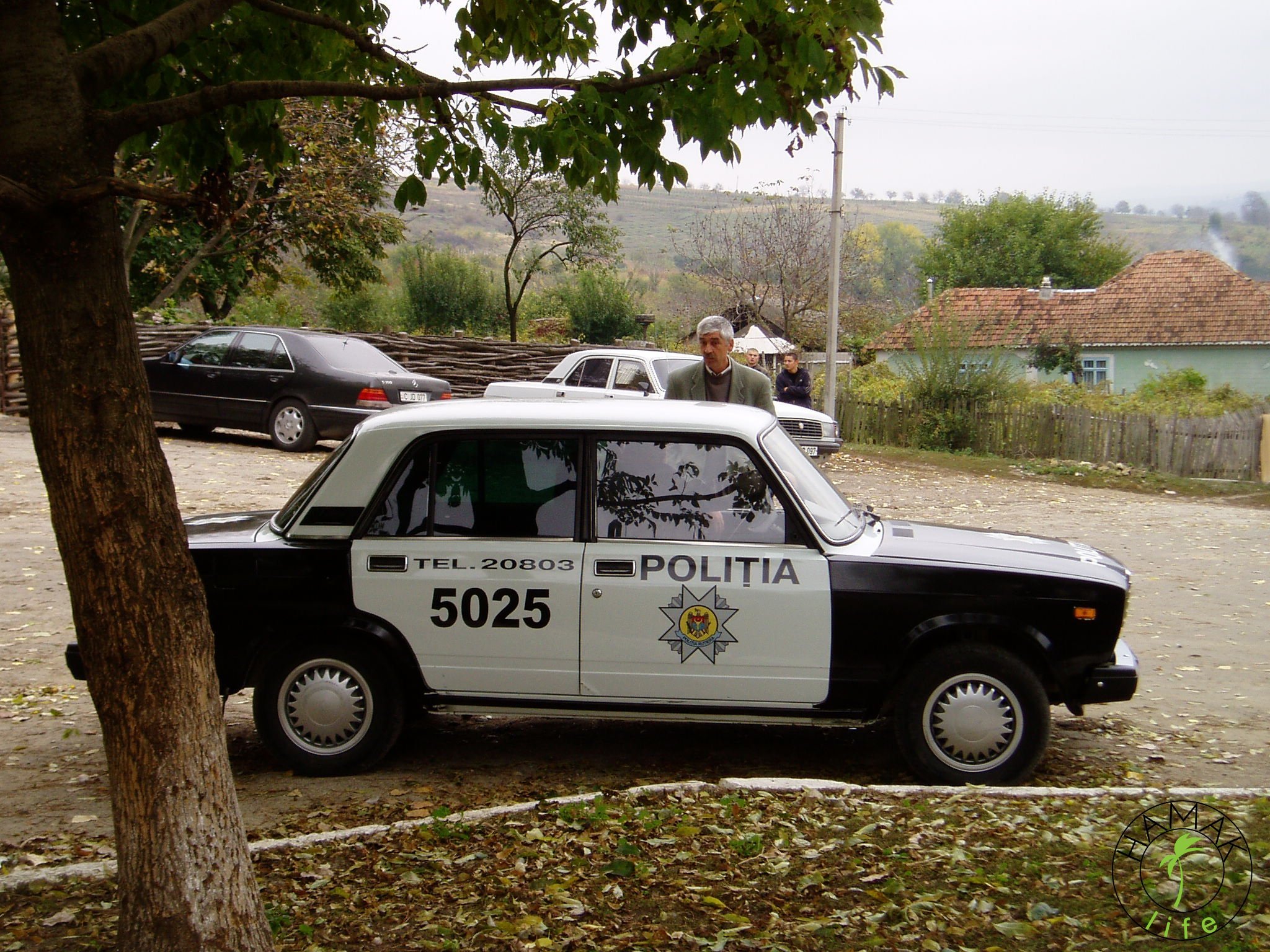 Reportaż z wioski w Mołdawii. Samochód policyjny.